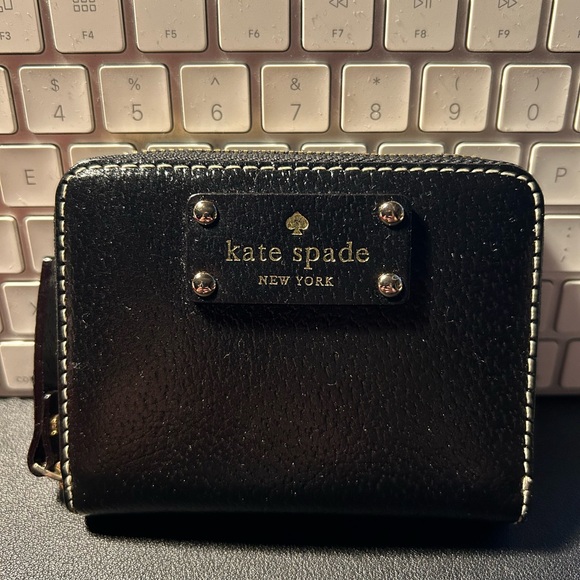 Small Kate Spade wallet - Picture 1 of 3